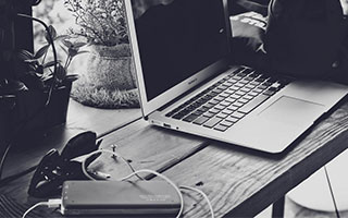 阿森纳女足问鼎首届女足冠军杯 温格现身颁奖典礼